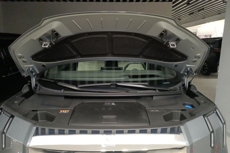 Used Zeekr 009 2024 7-Seater Walk-Through Version Four-Wheel Drive 108 kWh Engine Bay