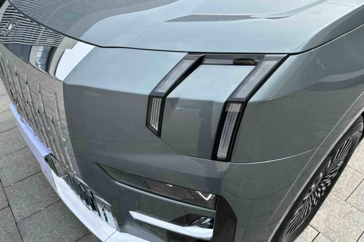 Used Zeekr 009 2024 Six-Seat Executive Version 4WD 108 kWh Exterior 1