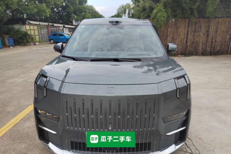 Used Zeekr 009 2024 7-Seater Aisle Version 108 kWh Exterior 1