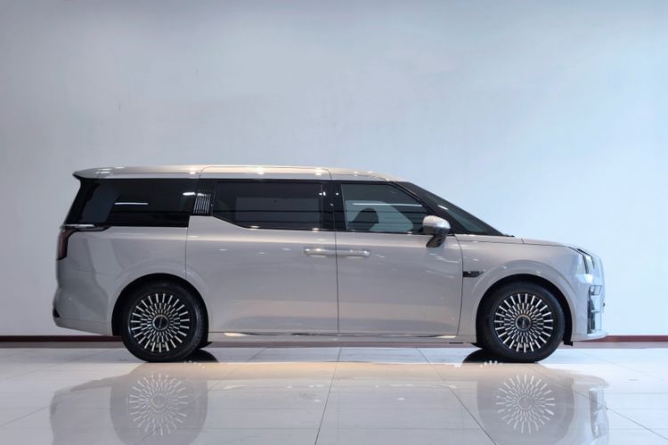 Used Zeekr 009 2024 Six-Seat Executive Version 4WD 108 kWh Exterior 1