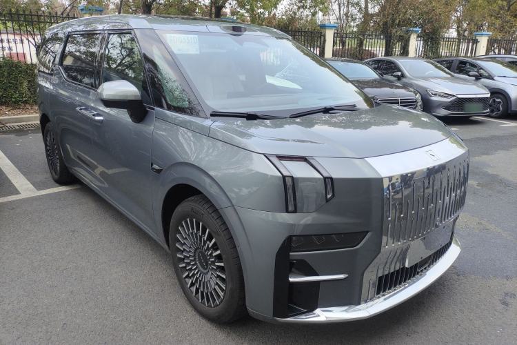 Used Zeekr 009 2024 Six-Seat Executive Version 4WD 108 kWh Exterior 1