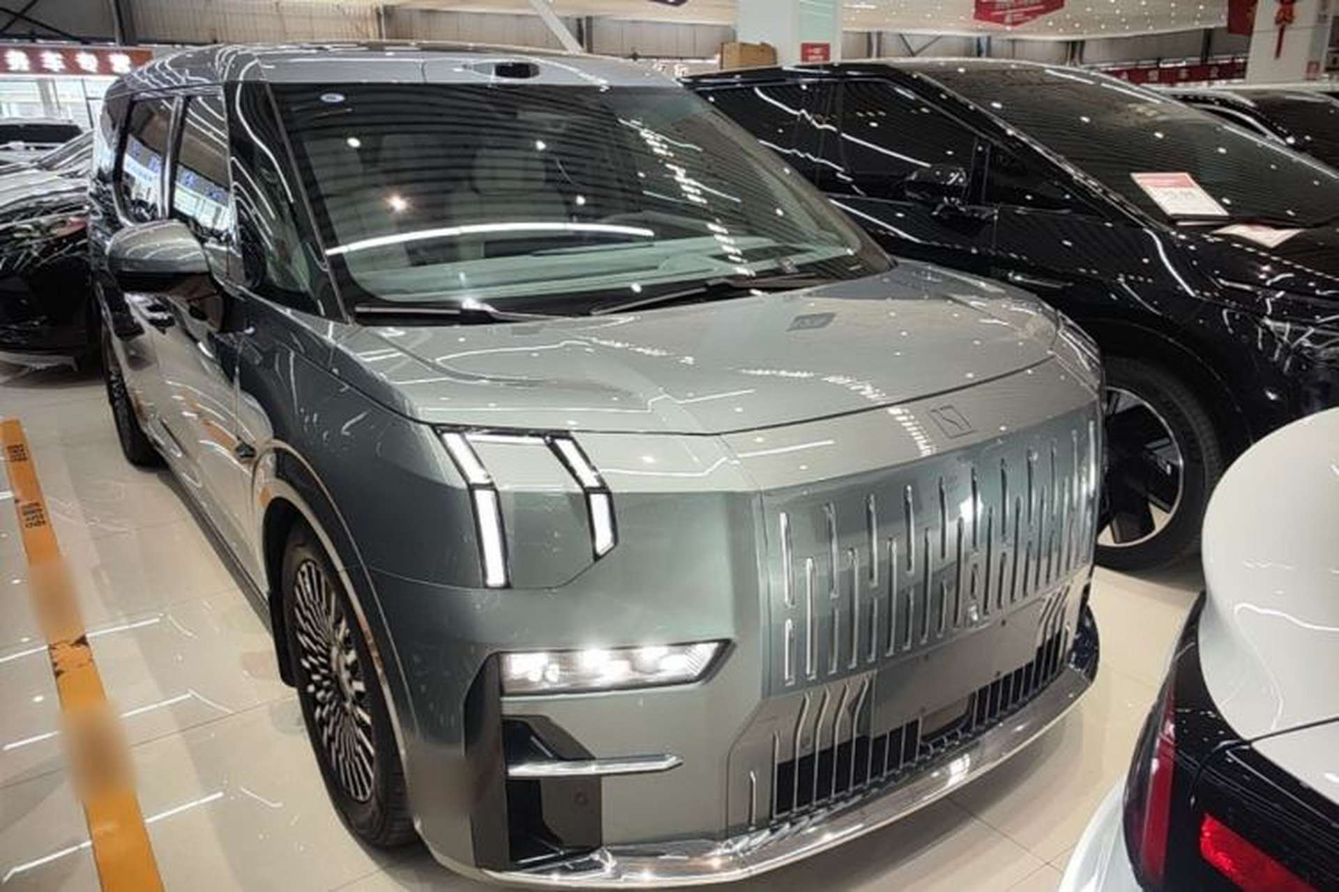 Used Zeekr 009 2024 7-Seater Aisle Version 108 kWh Exterior 1