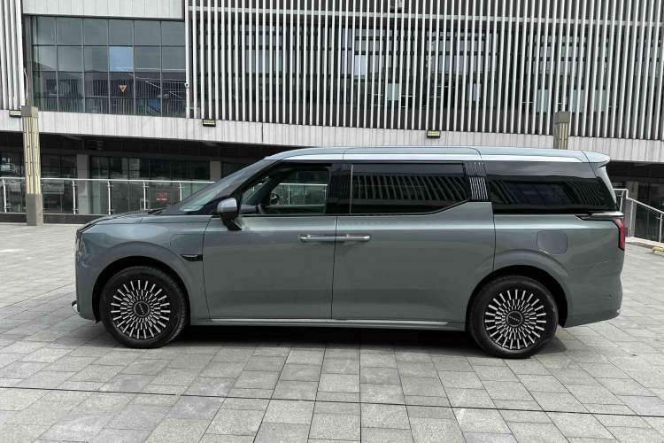 Used Zeekr 009 2024 Six-Seat Executive Version 4WD 108 kWh Exterior 11
