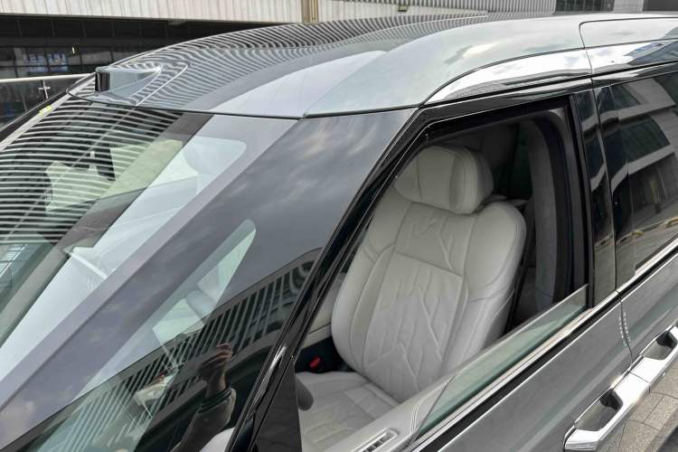 Used Zeekr 009 2024 Six-Seat Executive Version 4WD 108 kWh Exterior 12