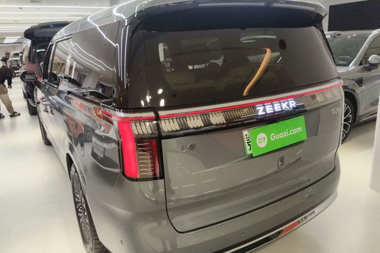 Used Zeekr 009 2024 Six-Seat Executive Version 4WD 108 kWh Exterior 2