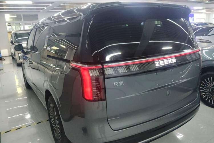 Used Zeekr 009 2024 Six-Seat Executive Version 4WD 108 kWh Exterior 2