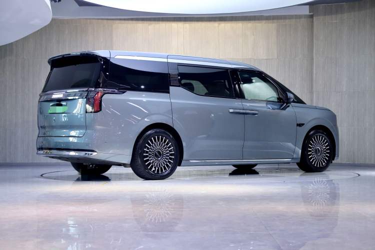 Used Zeekr 009 2024 Six-Seat Executive Version 4WD 140 kWh Exterior 2