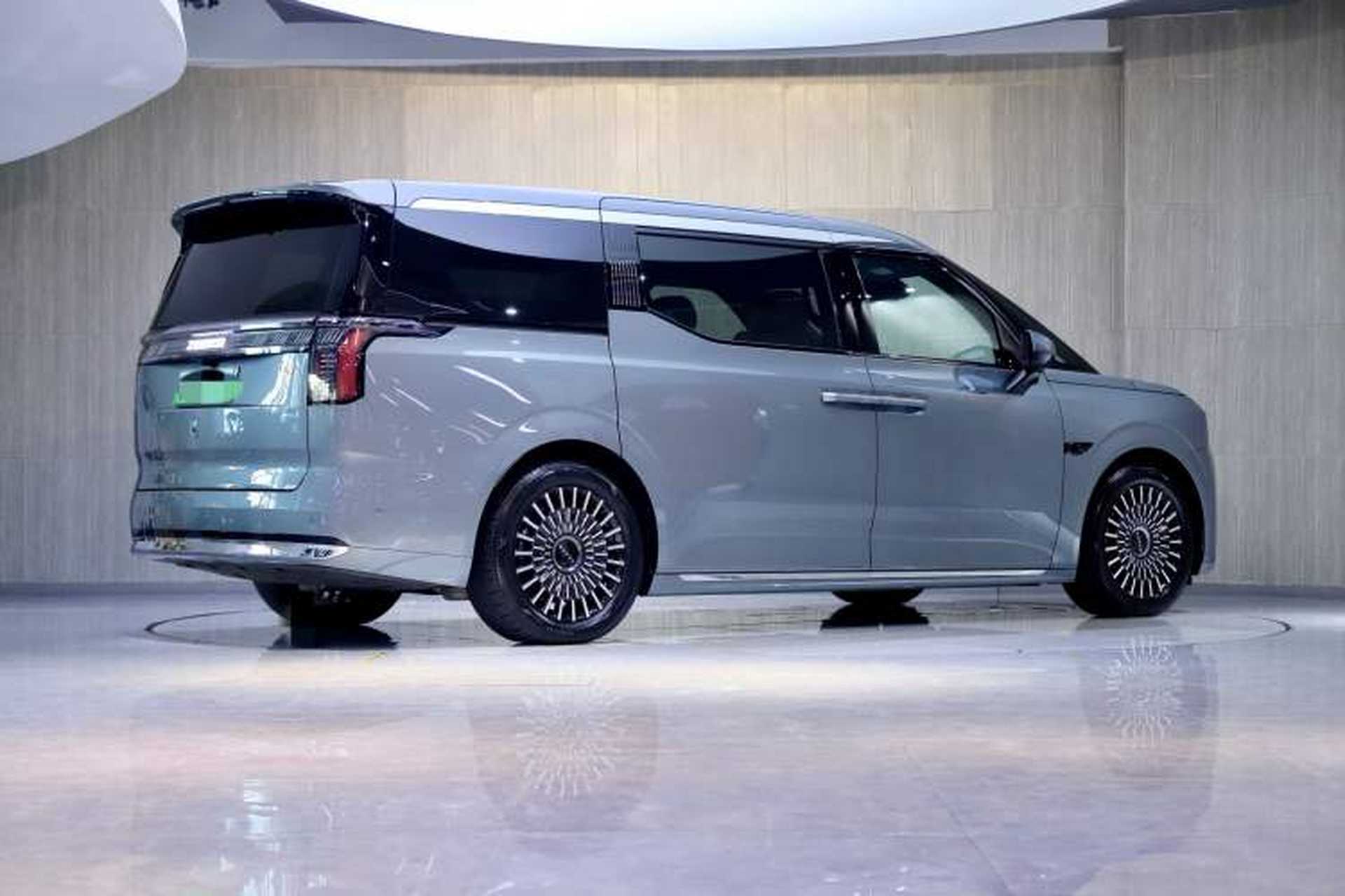 Used Zeekr 009 2024 Six-Seat Executive Version 4WD 140 kWh Exterior 2