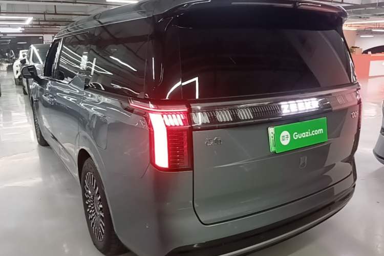 Used Zeekr 009 2024 Six-Seat Executive Version 4WD 108 kWh Exterior 2