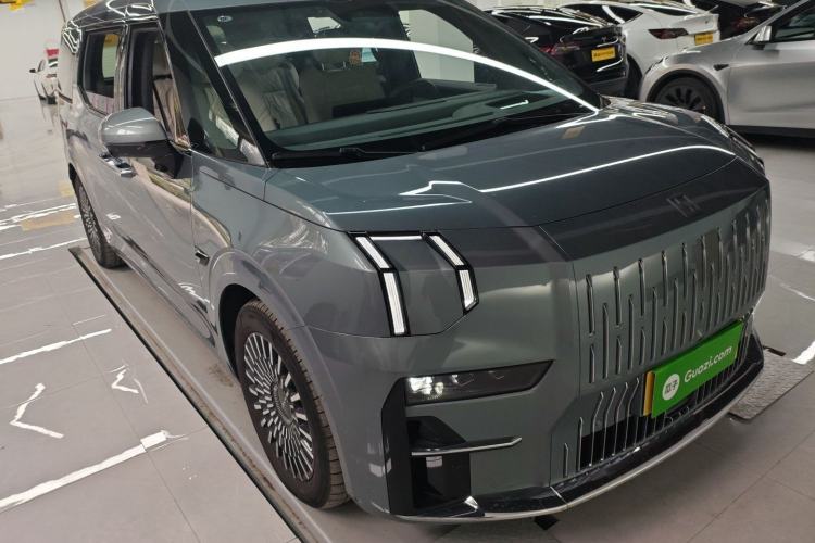 Used Zeekr 009 2024 Six-Seat Executive Version 4WD 108 kWh Exterior 2