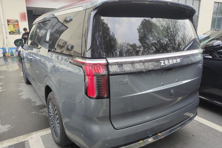 Used Zeekr 009 2024 Six-Seat Executive Version 4WD 108 kWh Exterior 2