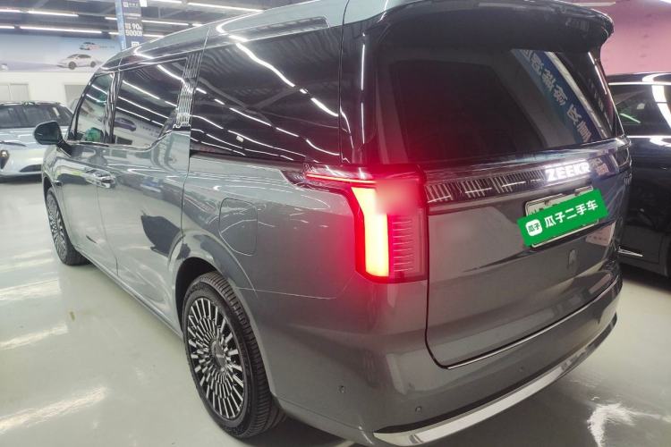 Used Zeekr 009 2024 Six-Seat Executive Version 4WD 108 kWh Exterior 2