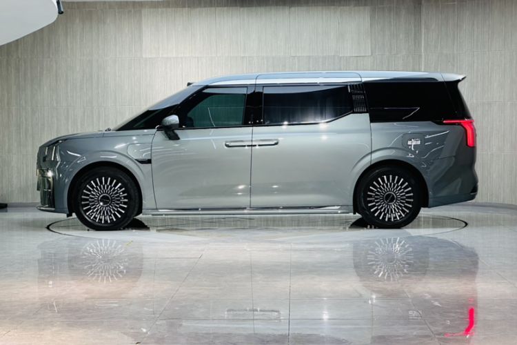 Used Zeekr 009 2024 Six-Seat Executive Version 4WD 108 kWh Exterior 2