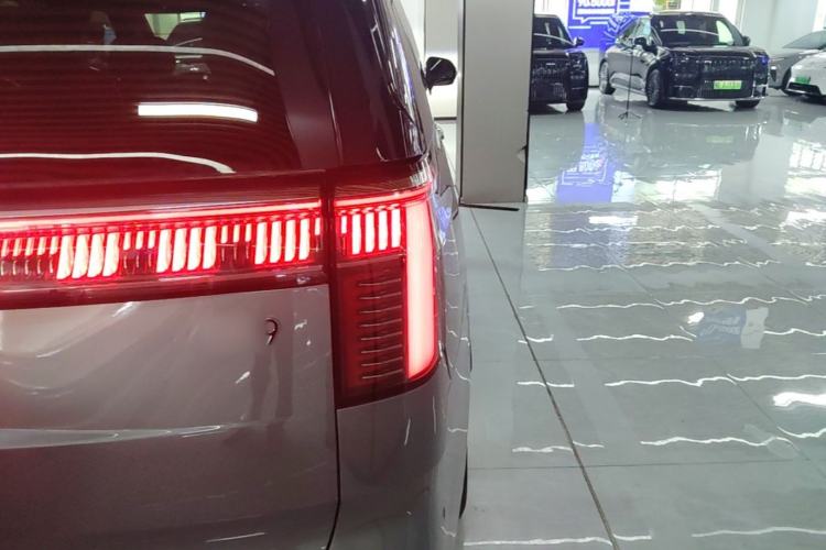 Used Zeekr 009 2024 Six-Seat Executive Version 4WD 108 kWh Exterior 3