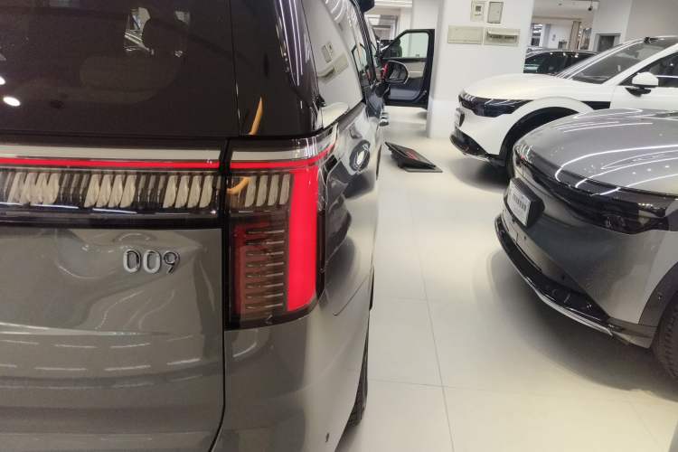 Used Zeekr 009 2024 Six-Seat Executive Version 4WD 108 kWh Exterior 3
