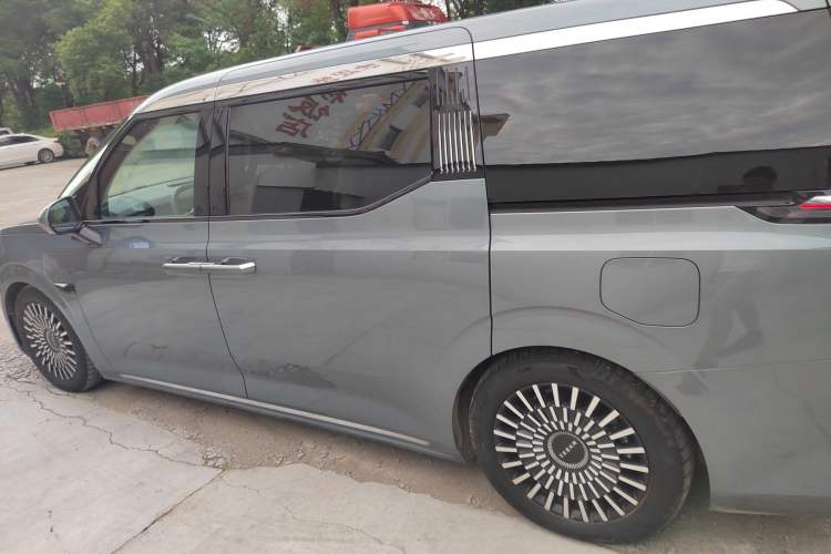 Used Zeekr 009 2024 7-Seater Aisle Version 108 kWh Exterior 3