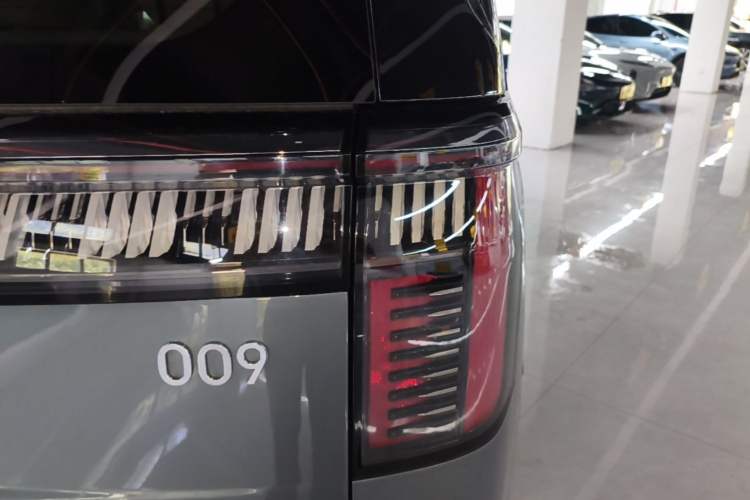 Used Zeekr 009 2024 7-Seater Walk-Through Version Four-Wheel Drive 108 kWh Exterior 3