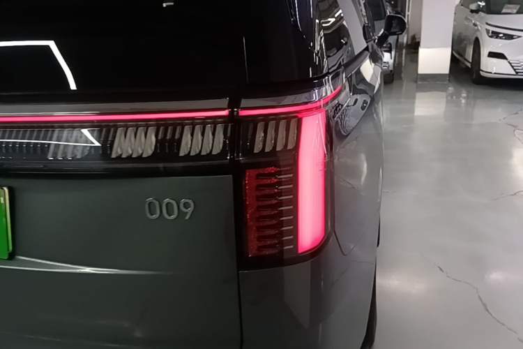 Used Zeekr 009 2024 Six-Seat Executive Version 4WD 108 kWh Exterior 3