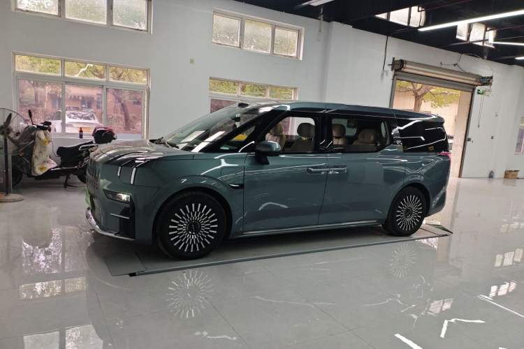 Used Zeekr 009 2024 Six-Seat Executive Version 4WD 108 kWh Exterior 3