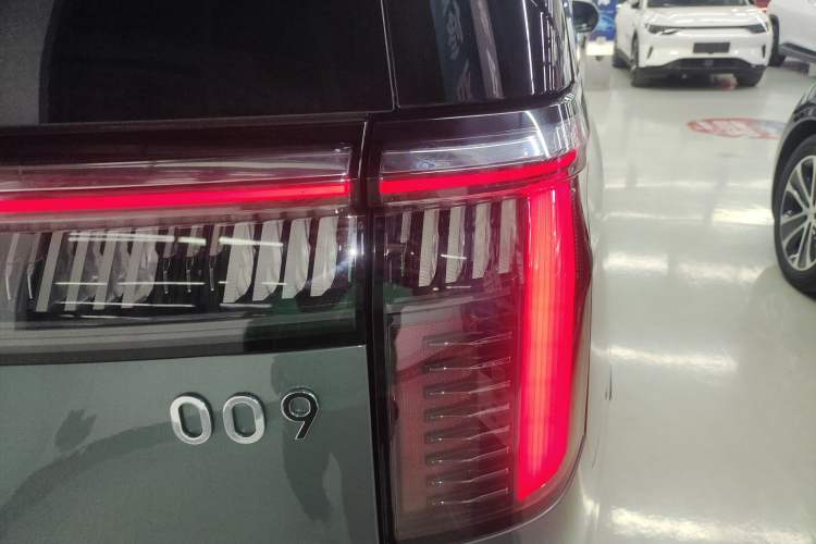 Used Zeekr 009 2024 Six-Seat Executive Version 4WD 108 kWh Exterior 3