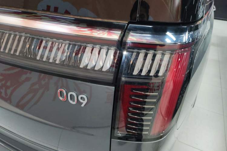 Used Zeekr 009 2024 Six-Seat Executive Version 4WD 108 kWh Exterior 3