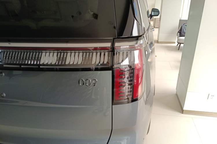 Used Zeekr 009 2024 Six-Seat Executive Version 4WD 108 kWh Exterior 3