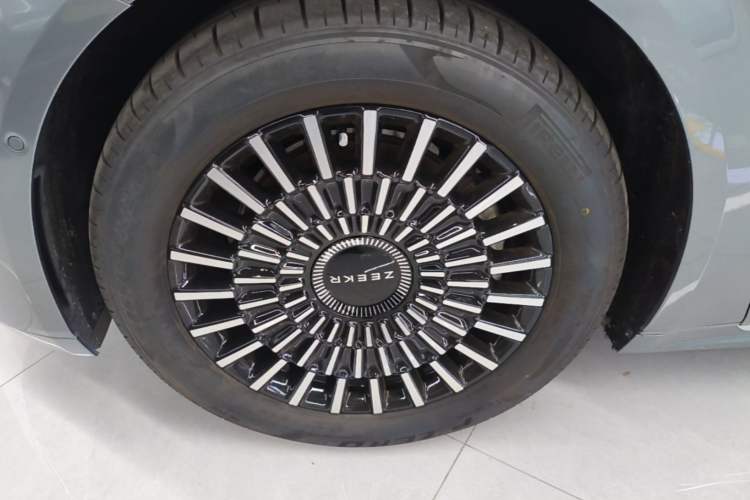 Used Zeekr 009 2024 7-Seater Walk-Through Version Four-Wheel Drive 108 kWh Exterior 4