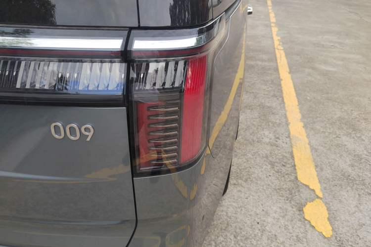 Used Zeekr 009 2024 7-Seater Aisle Version 108 kWh Exterior 6