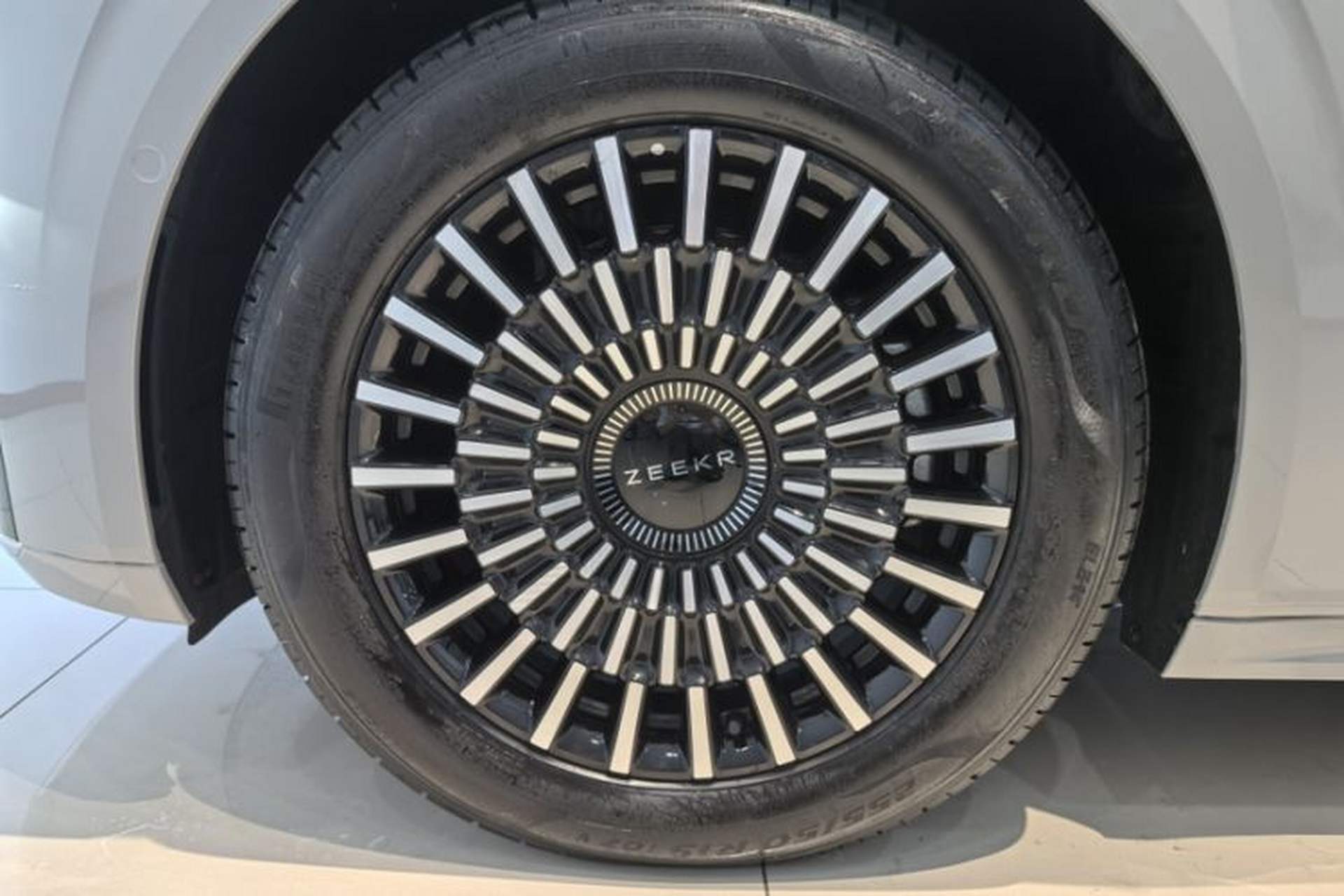 Used Zeekr 009 2024 Six-Seat Executive Version 4WD 108 kWh Exterior 8