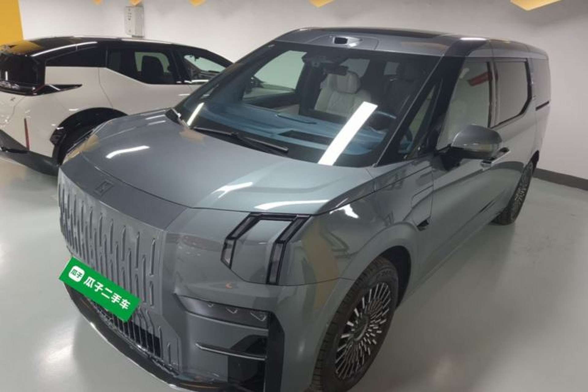 Used Zeekr 009 2024 7-Seater Aisle Version 108 kWh Front Left 45 Deg