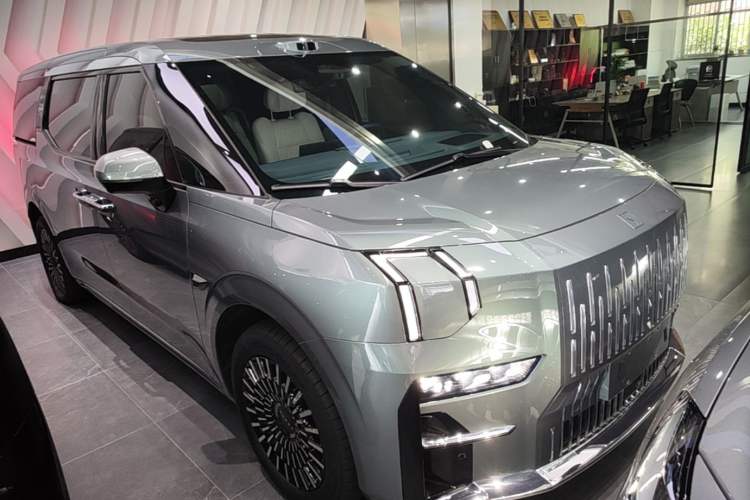 Used Zeekr 009 2024 7-Seater Walk-Through Version Four-Wheel Drive 108 kWh Front Right 45 Deg
