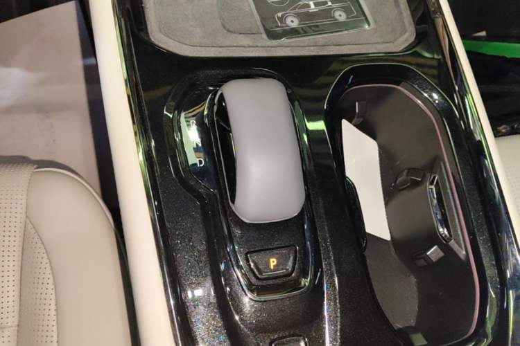 Used Zeekr 009 2024 Six-Seat Executive Version 4WD 140 kWh Gear Lever