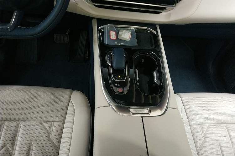 Used Zeekr 009 2024 Six-Seat Executive Version 4WD 108 kWh Gear Lever