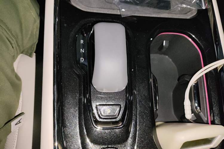 Used Zeekr 009 2024 Six-Seat Executive Version 4WD 108 kWh Gear Lever