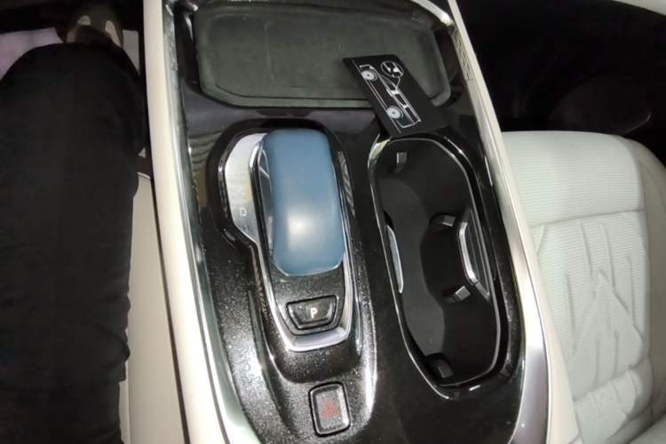 Used Zeekr 009 2024 Six-Seat Executive Version 4WD 108 kWh Gear Lever