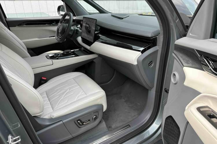 Used Zeekr 009 2024 Six-Seat Executive Version 4WD 108 kWh Interior 1