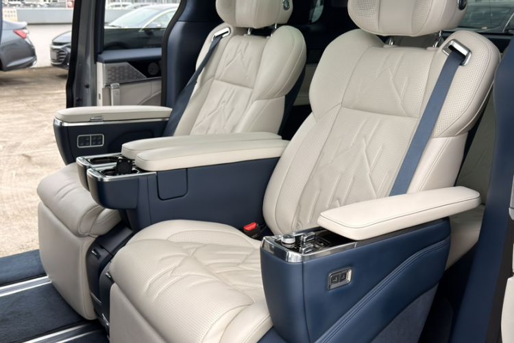 Used Zeekr 009 2024 Six-Seat Executive Version 4WD 140 kWh Interior 1