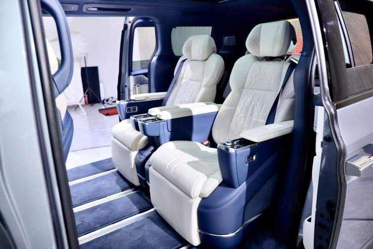 Used Zeekr 009 2024 Six-Seat Executive Version 4WD 140 kWh Interior 14