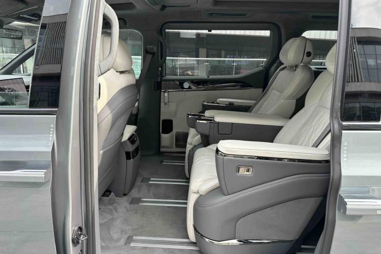Used Zeekr 009 2024 Six-Seat Executive Version 4WD 108 kWh Interior 2
