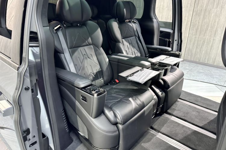 Used Zeekr 009 2024 Six-Seat Executive Version 4WD 108 kWh Interior 2