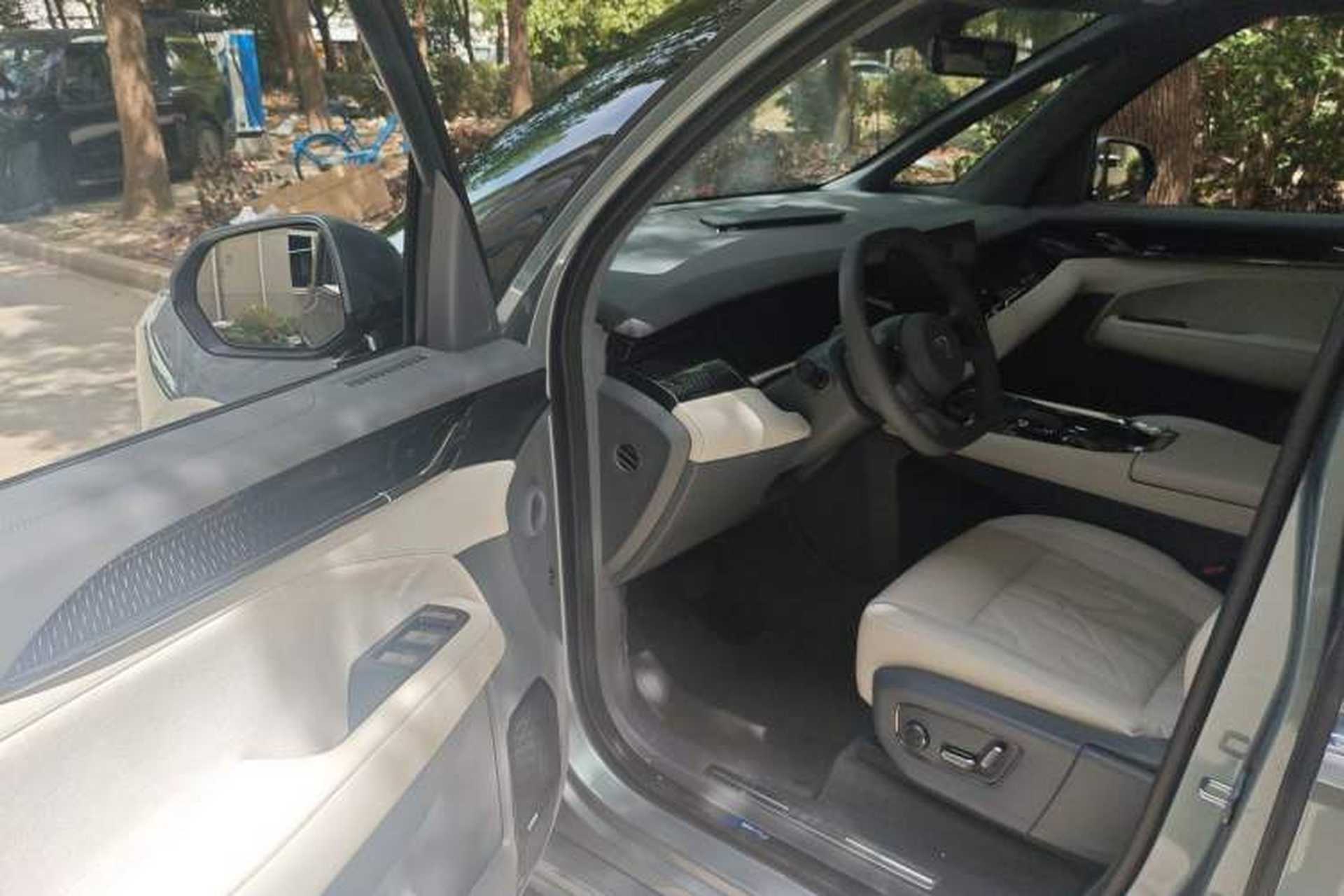 Used Zeekr 009 2024 Six-Seat Executive Version 4WD 108 kWh Interior 3