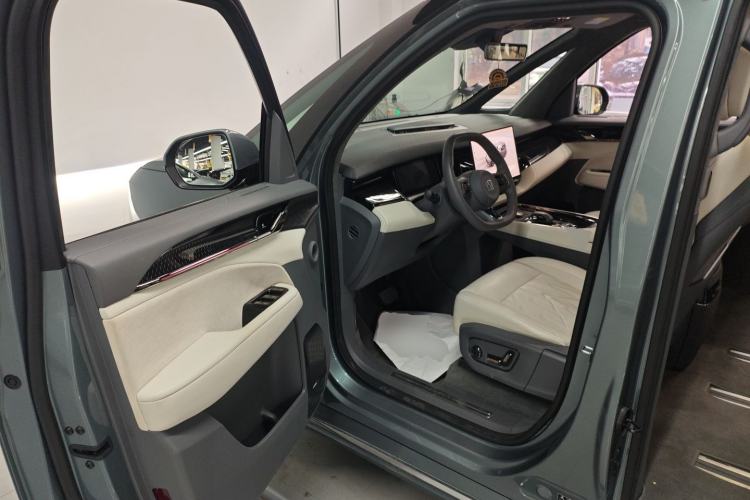 Used Zeekr 009 2024 Six-Seat Executive Version 4WD 108 kWh Interior 3