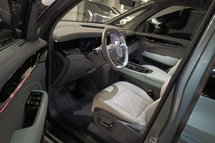 Used Zeekr 009 2024 7-Seater Walk-Through Version Four-Wheel Drive 108 kWh Interior 3