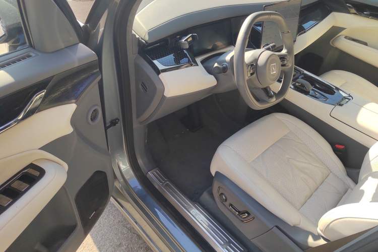 Used Zeekr 009 2024 7-Seater Aisle Version 108 kWh Interior 3