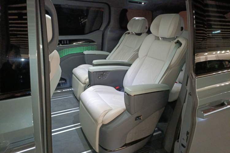 Used Zeekr 009 2024 7-Seater Walk-Through Version Four-Wheel Drive 108 kWh Interior 4