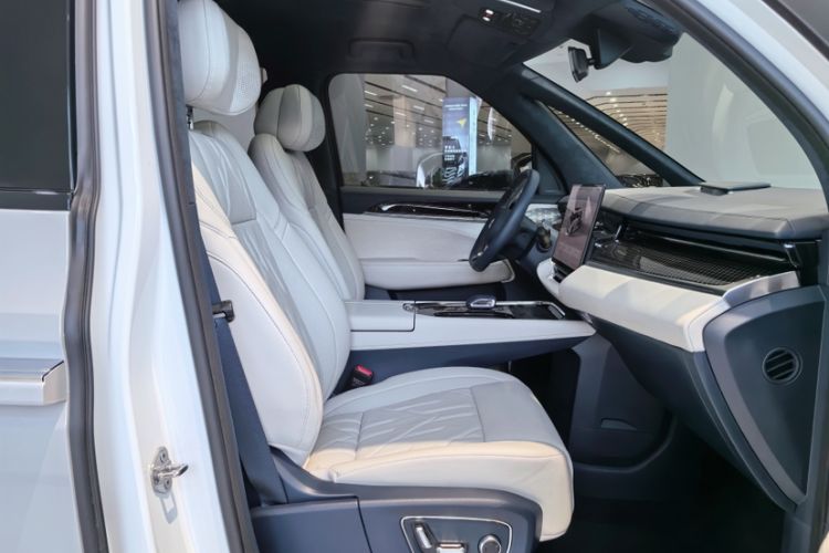 Used Zeekr 009 2024 Six-Seat Executive Version 4WD 108 kWh Interior 6