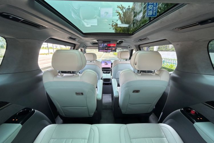 Used Zeekr 009 2024 7-Seater Walk-Through Version Four-Wheel Drive 108 kWh Interior 6