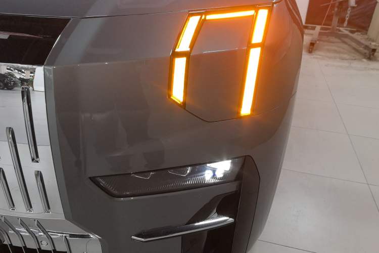 Used Zeekr 009 2024 7-Seater Walk-Through Version Four-Wheel Drive 108 kWh Left Front Headlight