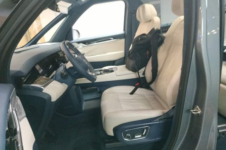 Used Zeekr 009 2024 Six-Seat Executive Version 4WD 108 kWh Left Front Seat