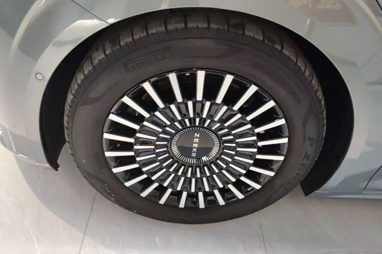 Used Zeekr 009 2024 7-Seater Walk-Through Version Four-Wheel Drive 108 kWh Left Front Wheel Hub